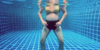 孕妇在游泳池里锻炼。