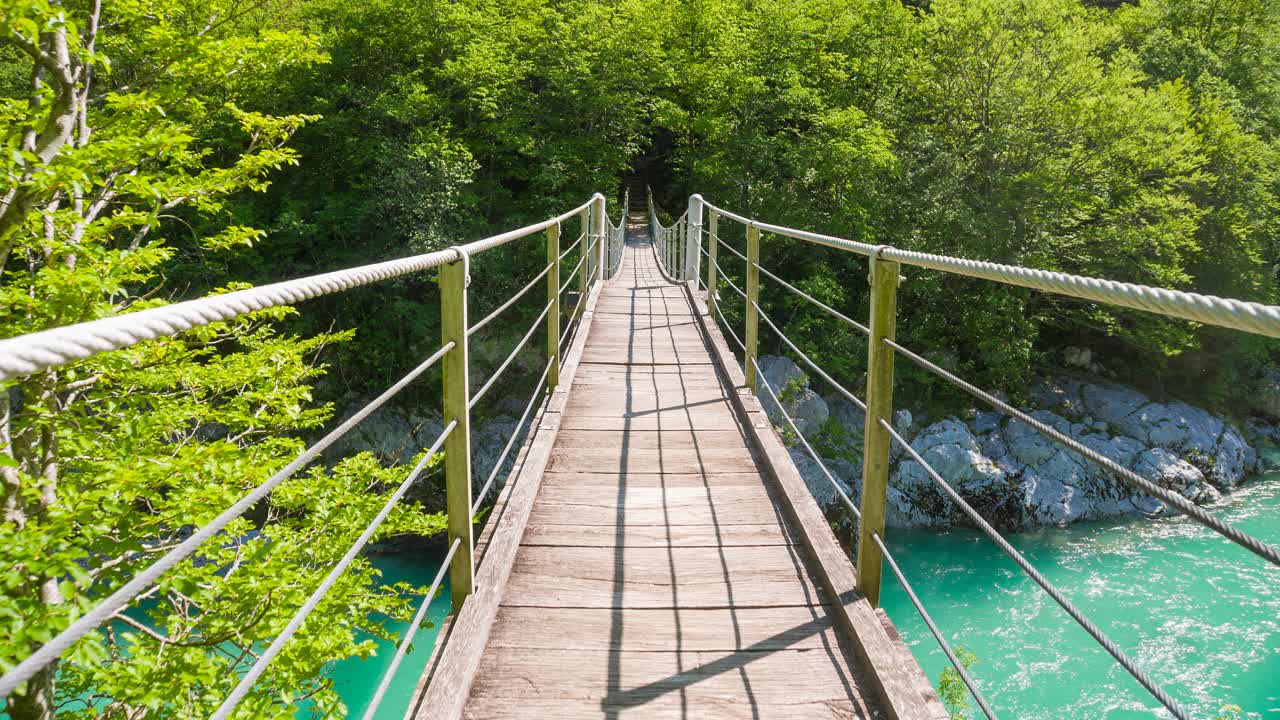 跨越木吊桥，横跨雄伟的绿松石河谷