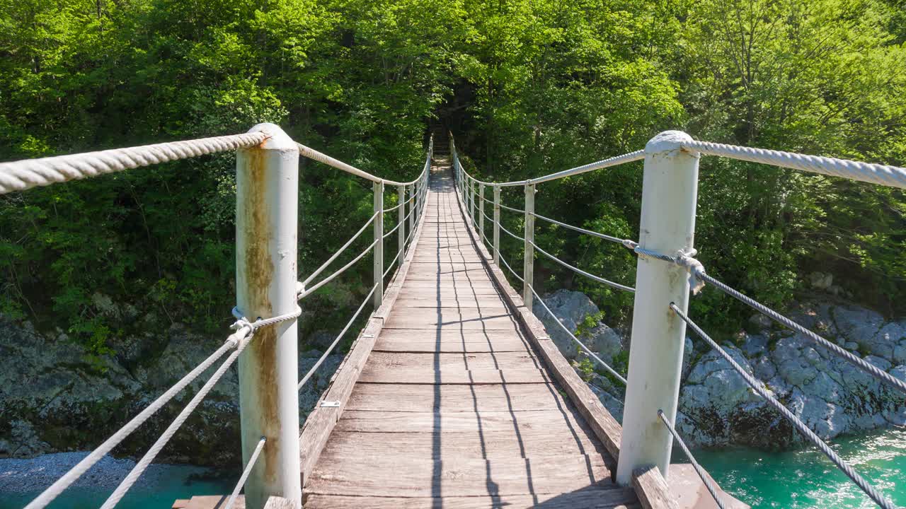 绿松石山河上的小桥