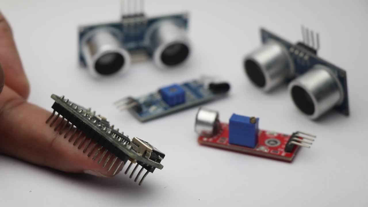 侧视图的微控制器板，可编程，并控制其他电子传感器模块