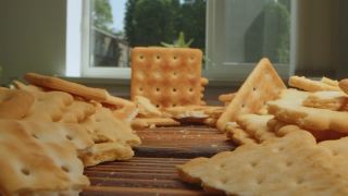 放大木板上堆放咸饼干的视频视频素材模板下载