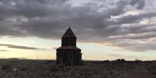 阿尼废墟，卡尔斯省，日落时的教堂，拱顶山谷和河流的景色。