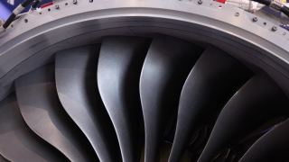 现代涡扇发动机。飞机的涡轮喷气发动机在黑色背景上的特写。飞机的涡扇发动机的叶片视频素材模板下载