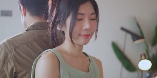靠近年轻的亚洲女性女性享受社交媒体与智能手机坐在床上与她的丈夫情人卧室室内背景