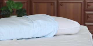 女手做床单，换枕套。家务和客房服务或酒店服务的概念