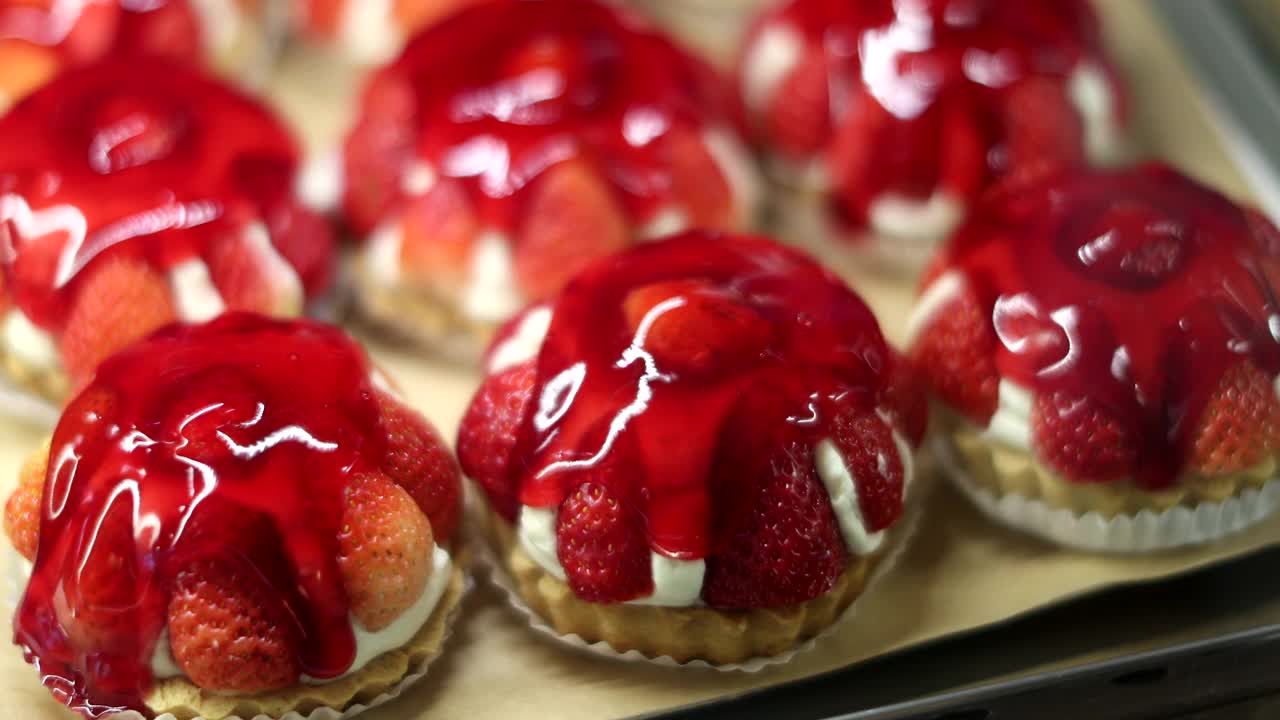 陈列在橱窗里的糕点，草莓蛋糕，甜点，糖果