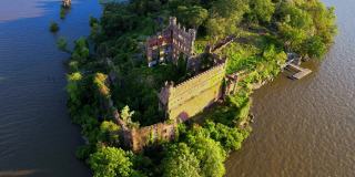 无人机拍摄的纽约州一座废弃城堡。