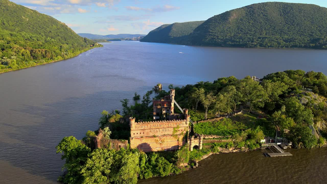 无人机拍摄的纽约州一座废弃城堡。