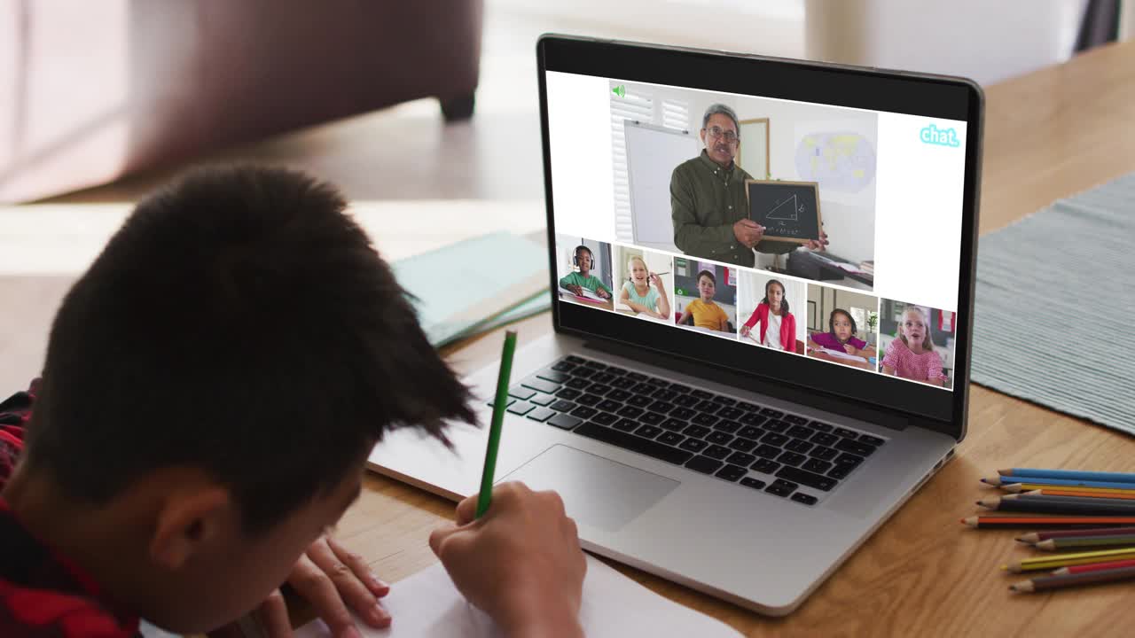 亚洲男孩在家里用笔记本电脑做作业，与老师和同学开视频会议