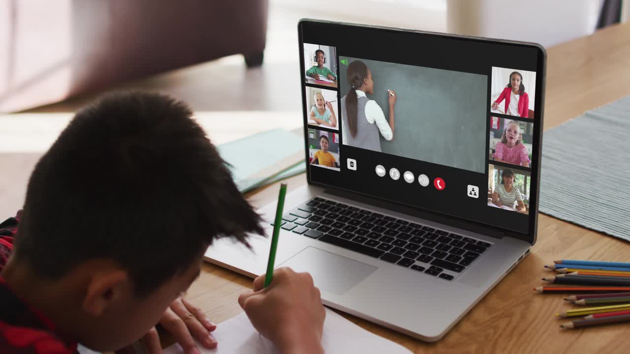 亚洲男孩在家里用笔记本电脑做作业，与老师和同学开视频会议