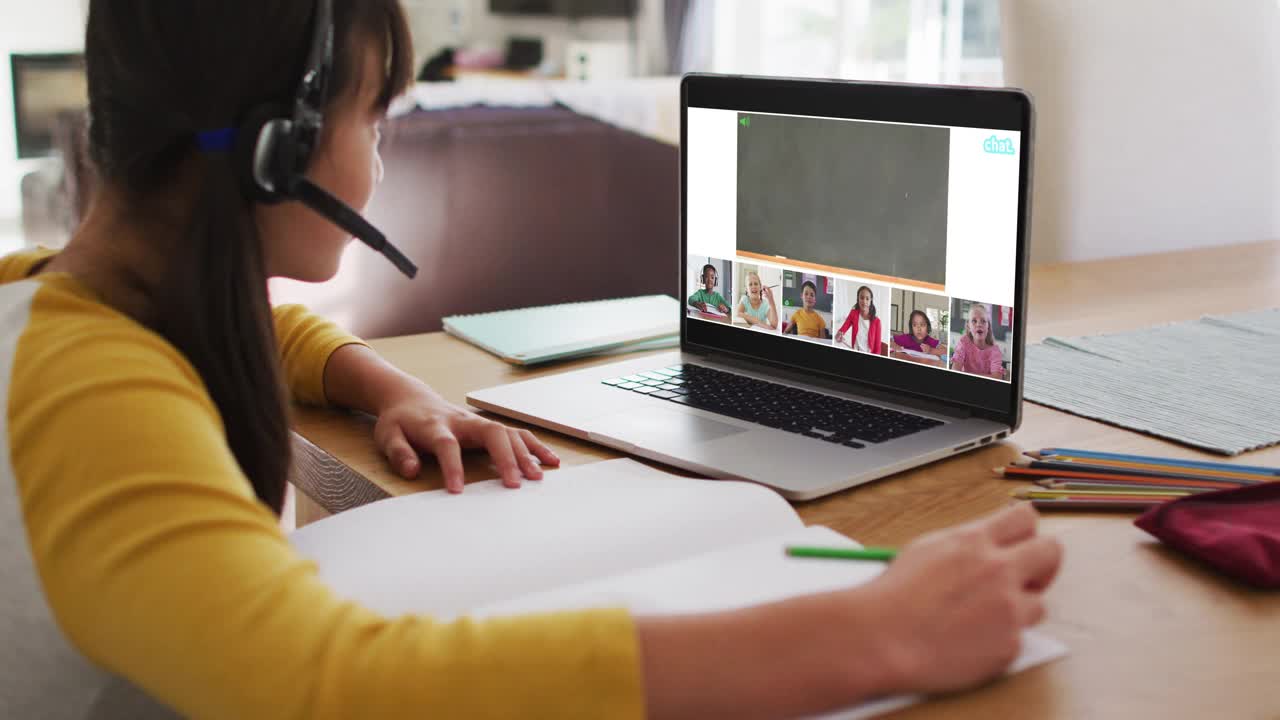 亚洲女孩在家里用笔记本电脑与老师和同学进行视频会议