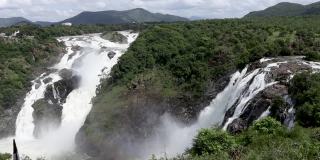 Gaganachukki瀑布从卡纳塔克邦的Shivanasamudra山脉雄伟地下降，在印度的季风季节大自然的最佳状态。