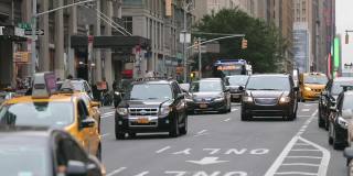 纽约曼哈顿每日高峰时段的交通状况。卡车，出租车，公共交通，出租车在后台