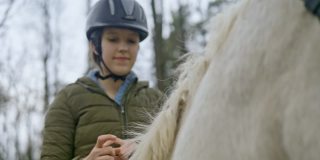 少女在马背上的肖像，儿童骑马营