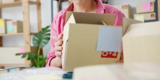 年轻的亚洲企业家女商人检查产品采购订单库存和保存到平板电脑工作在家里的办公室。
