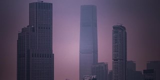 天空100号和九龙摩天大楼在日落时流逝