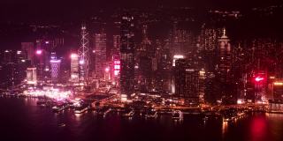 从Sky100摩天大楼- Infinite loop俯瞰香港中环金融区和天星码头的迷人夜景