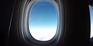 从飞机窗户看飞机机翼的云图