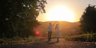 黄昏时分，两个年轻人在公园里散步。夕阳下浪漫的公园里一对对相爱的情侣