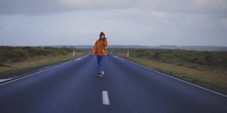 欢快的年轻成年妇女在澳大利亚的大洋公路上奔跑