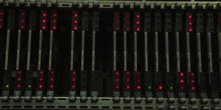网络连接指示灯为红色。服务器室与机架服务器。