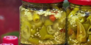 罐头青椒。装着腌菜的玻璃罐。