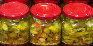 罐头青椒。装着腌菜的玻璃罐。