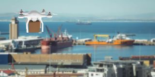 网络连接的无人机携带一个送货箱在后台港口