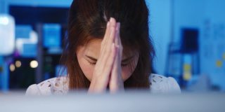 自由亚洲女性使用笔记本电脑努力工作在新的正常的家庭办公室。