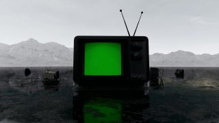 老黑色电视站在雨中的地面上视频素材模板下载