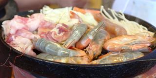 海鲜黄油烧烤虾，蟹条，五花肉，卷心菜，金针菇热锅新鲜黄油自助餐