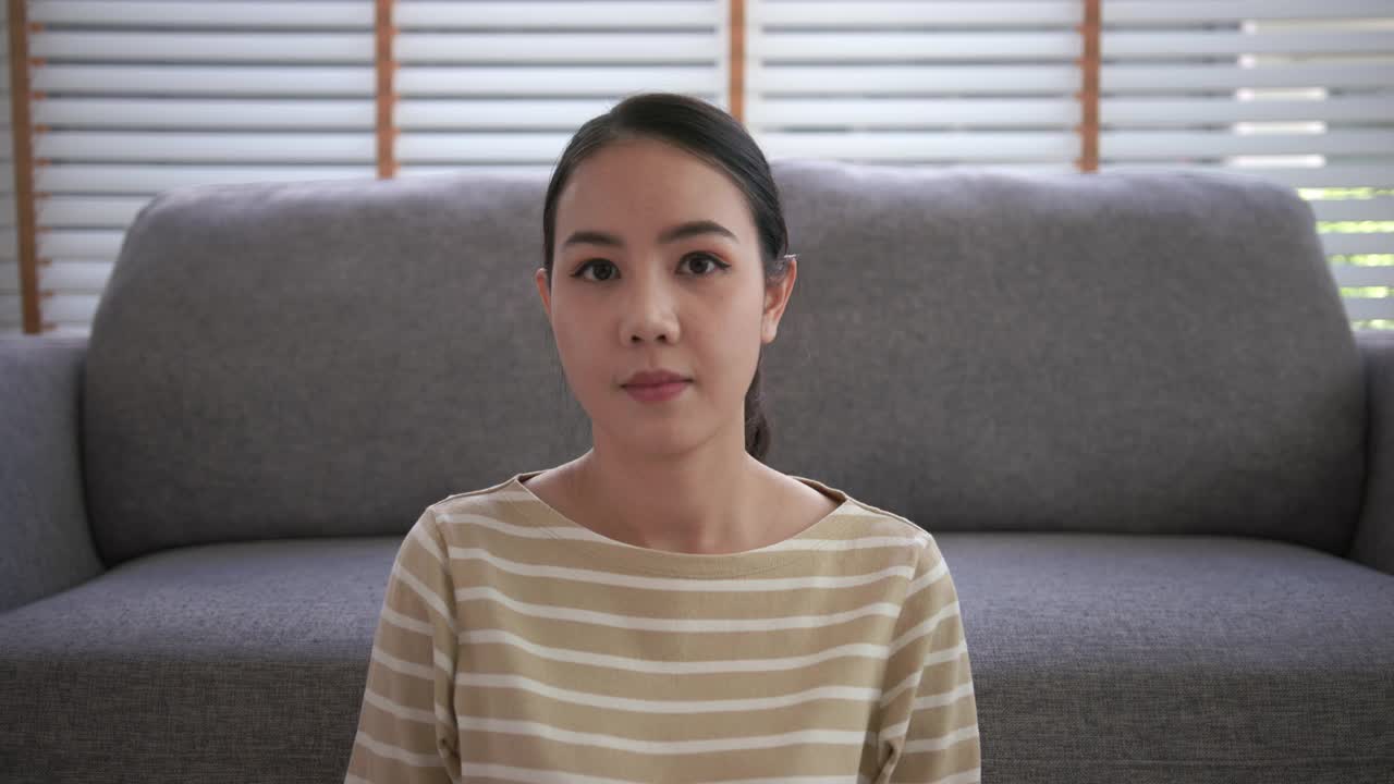 POV自拍屏幕亚洲女性youtuber视频博主在家里的摄像头聊天。