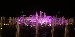 夜晚，莫斯科紫外光色的舞蹈喷泉。