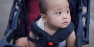 婴儿车上的亚洲男婴。