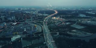大城市高速公路交叉路口的空中时间流逝。在晚高峰时间，购物中心附近交通非常拥挤