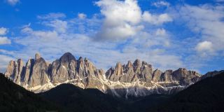 在意大利多洛米特的富内斯Val di Funes的云移动的时间推移山