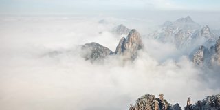 时间流逝的雾环绕在中国的黄山(黄山)