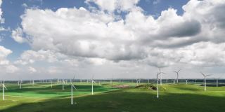 草原上风力涡轮机农场的T/L鸟瞰图