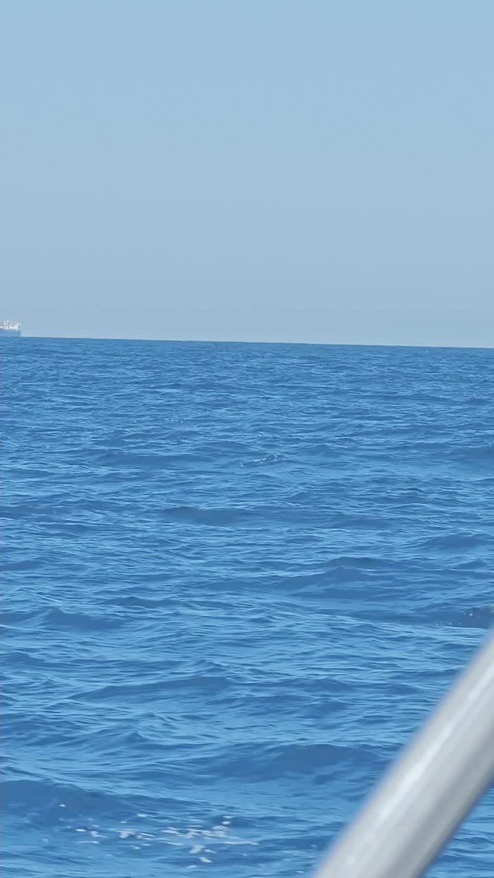 在加勒比海，在一艘帆船上航行时，平静的海水