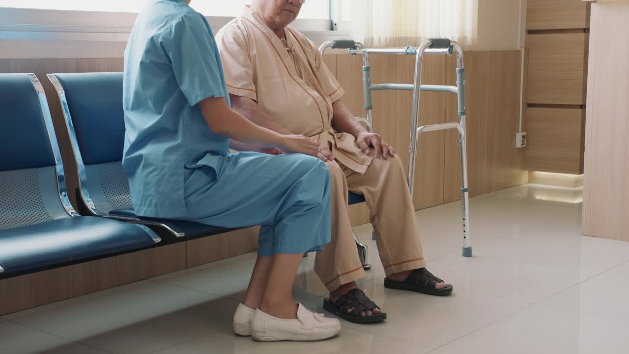 老年亚洲病人与辅助生活在养老院护理医院