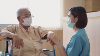 老年亚洲病人与辅助生活在养老院护理医院视频素材模板下载