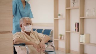 老年亚洲病人与辅助生活在养老院护理医院视频素材模板下载
