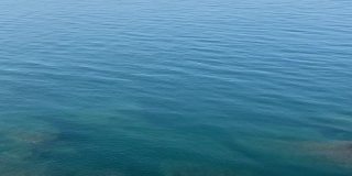 海蓝水浪背景。平静的水面泛起涟漪。美丽的蔚蓝平静的海景。干净的水。