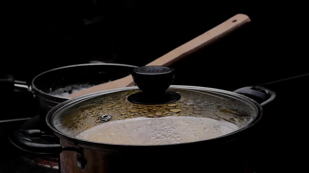 用沸水将木薯煮熟，制成泰国甜点，木薯根加椰奶或印尼传统食物Singkong Rebus。