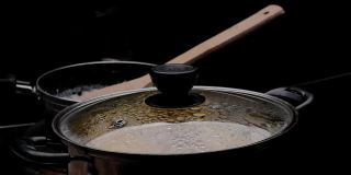 用沸水将木薯煮熟，制成泰国甜点，木薯根加椰奶或印尼传统食物Singkong Rebus。