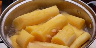 将木薯与糖在沸水中煮熟，制成泰国甜点，木薯根加椰奶或印尼传统食物Singkong Rebus。
