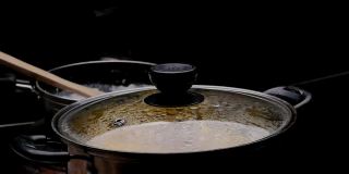 用沸水将木薯煮熟，制成泰国甜点，木薯根加椰奶或印尼传统食物Singkong Rebus。