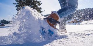 在神奇的冬季大自然中穿雪鞋