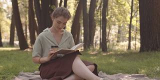 在公园里读书的女人