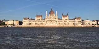 布达佩斯夏季星期六匈牙利议会大厦蓝色多瑙河与蓝色天空的时间推移